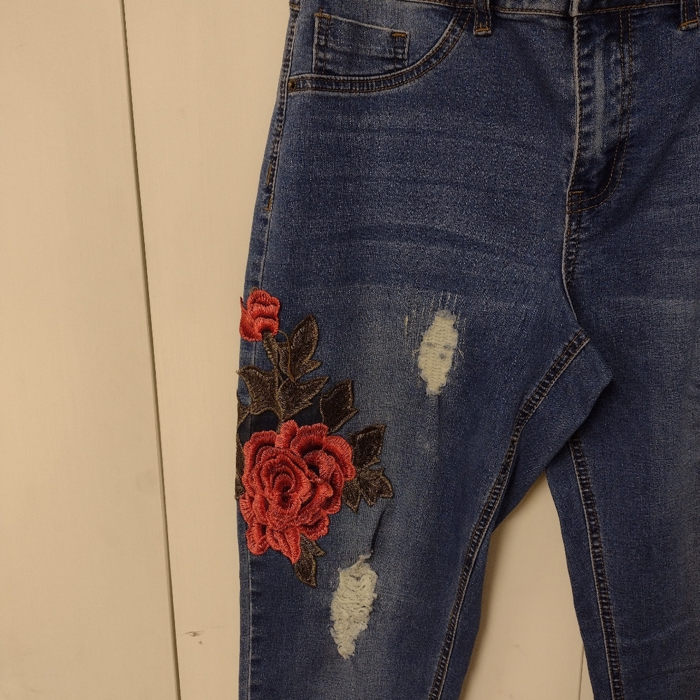 One 5 One Distressed Skinny Jeans Red Rose Embroidery sz 12 EUC - Picture 4 of 5